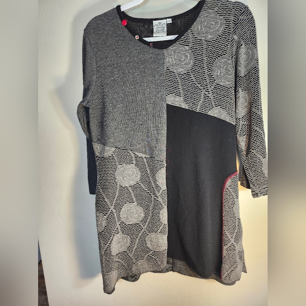 Parsley & Sage Black and Gray Tunic with Red Details Sz L